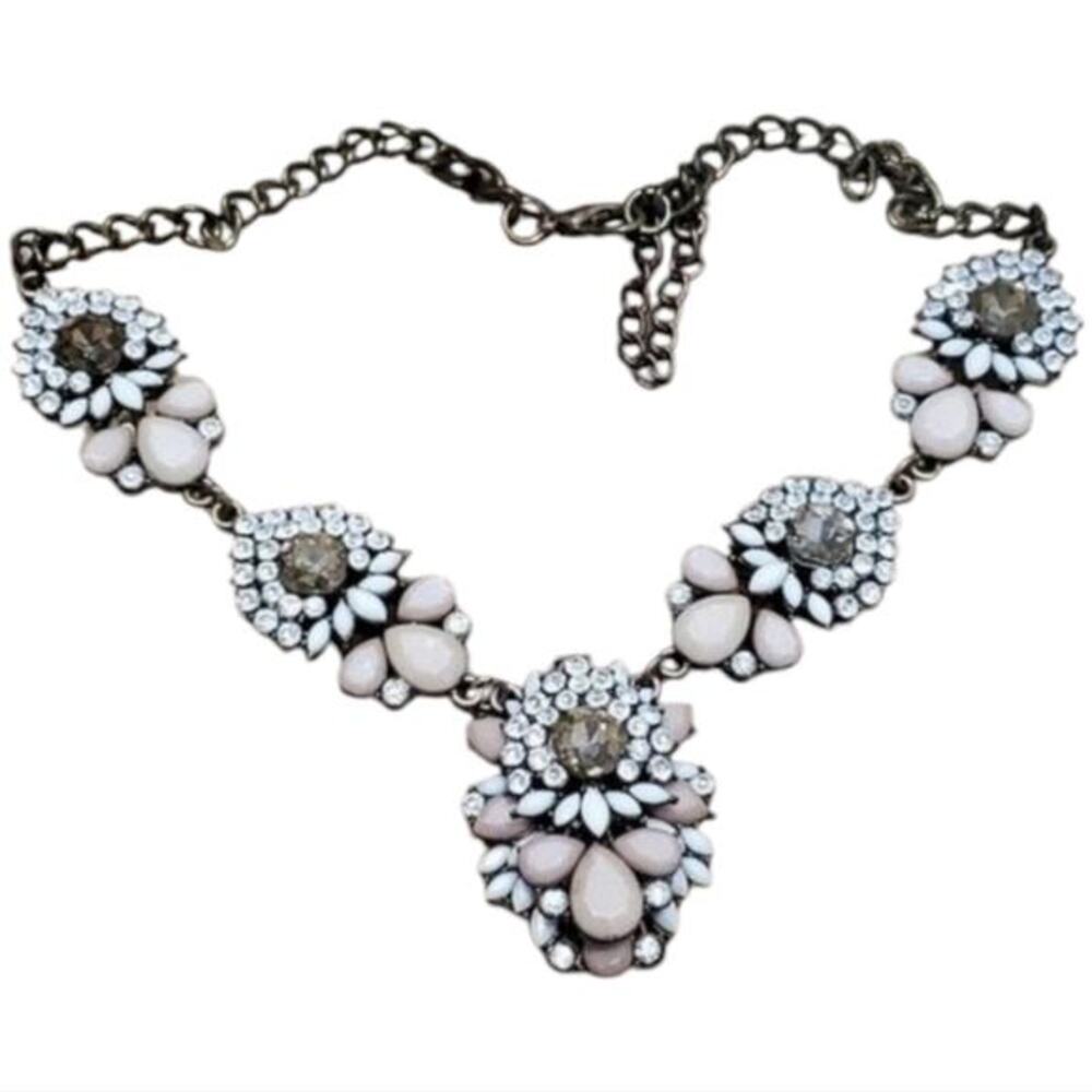 Treska Gorgeous pink and white statement necklace